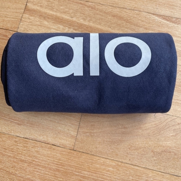 Alo Grounded No-Slip Towel black - Picture 3 of 3